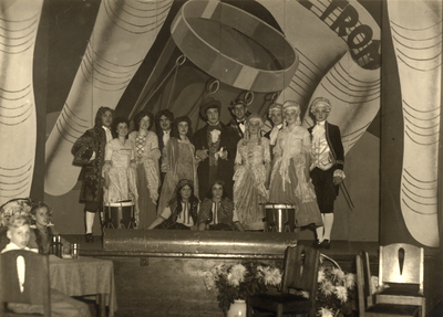 811816 Groepsportret van, vermoedelijk, leden van de toneelclub van de Carrosserie- en Constructiewerkplaatsen N.V. Jan ...